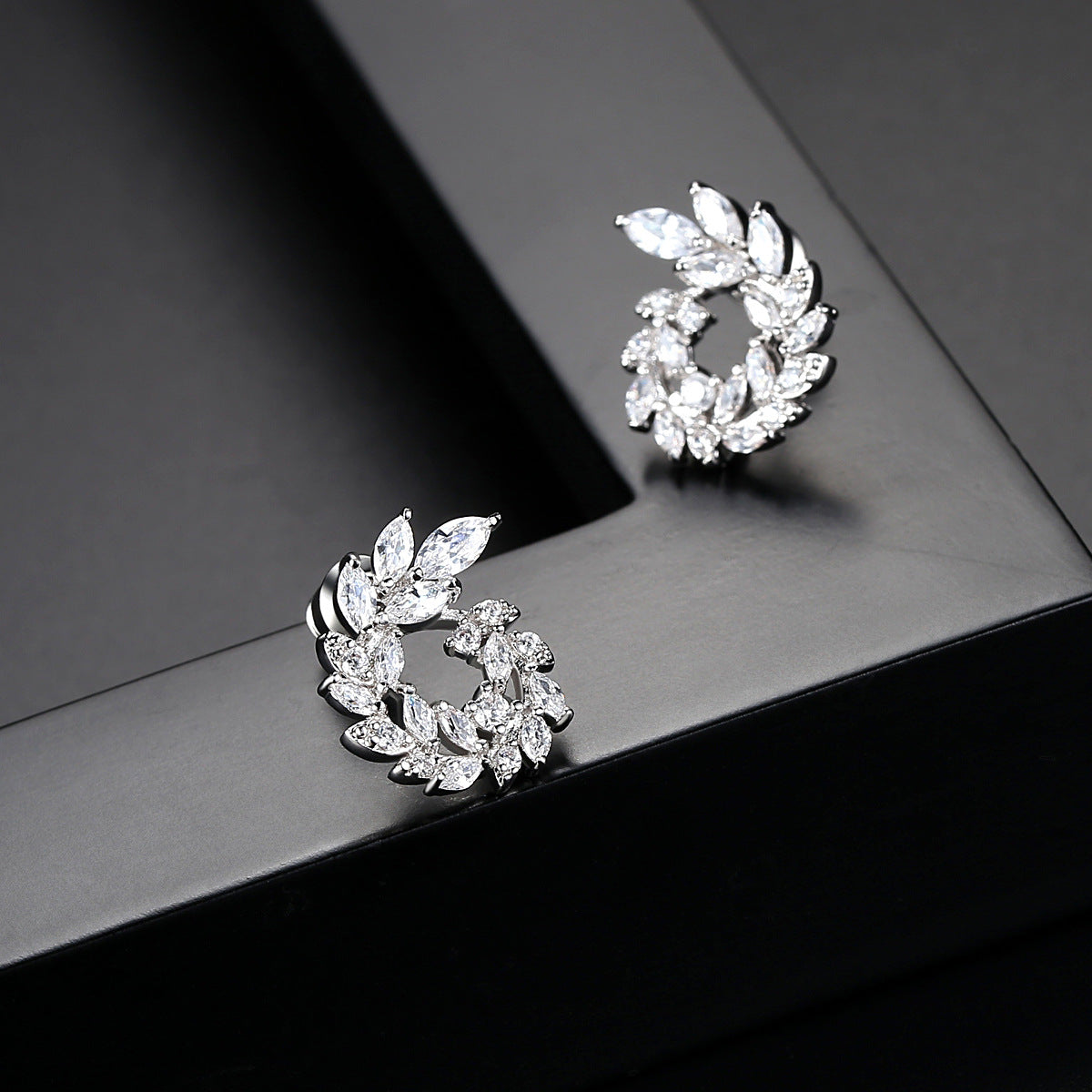 Elegant Copper Earrings Studded with Zircon Leaf Jewelry Cn571