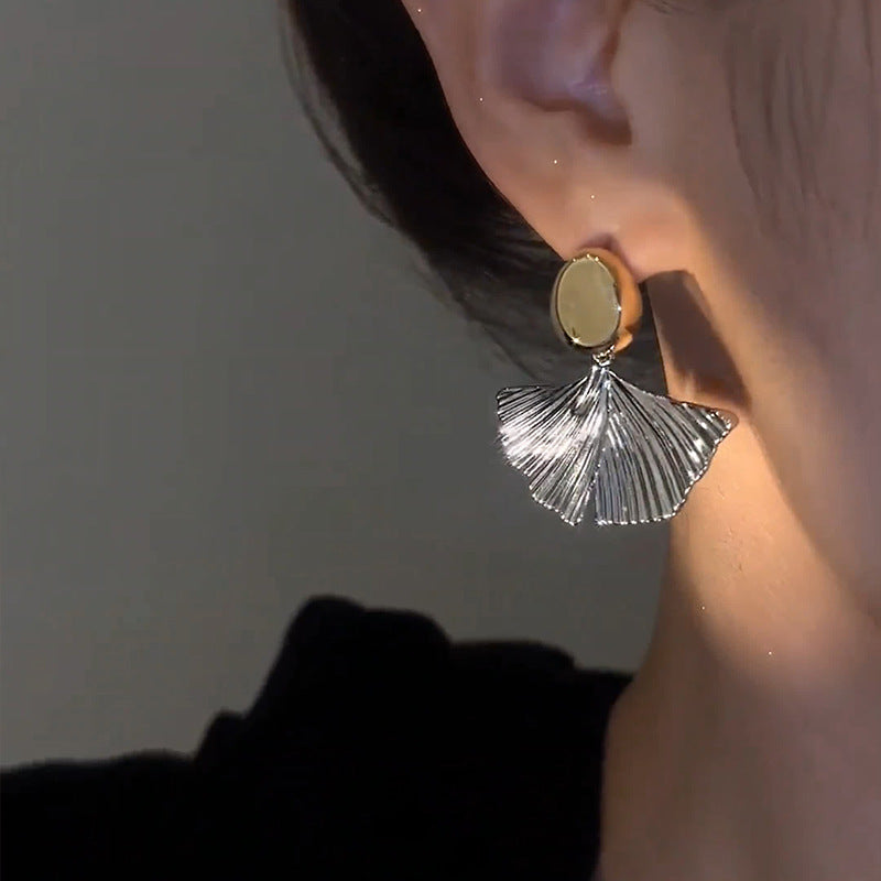 Anting-anting kancing daun Ginkgo logam Cn348