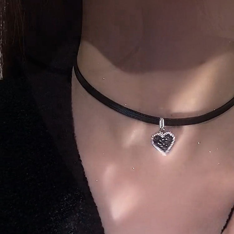 Diamond-Embedded Love Simple Black Short Necklace Cn455