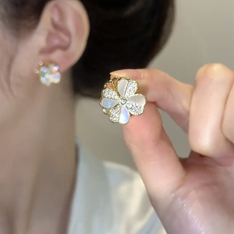 Rotating Four-Leaf Flower Shell Earrings Cn0100