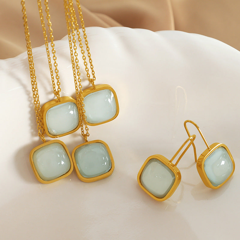 Light Green Jade Earrings Necklace Cn554