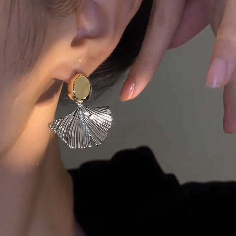 Anting-anting kancing daun Ginkgo logam Cn348