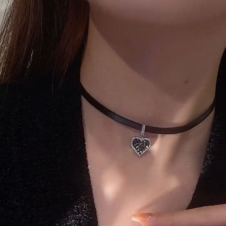 Diamond-Embedded Love Simple Black Short Necklace Cn455