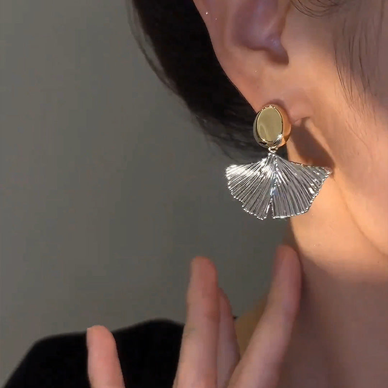 Anting-anting kancing daun Ginkgo logam Cn348