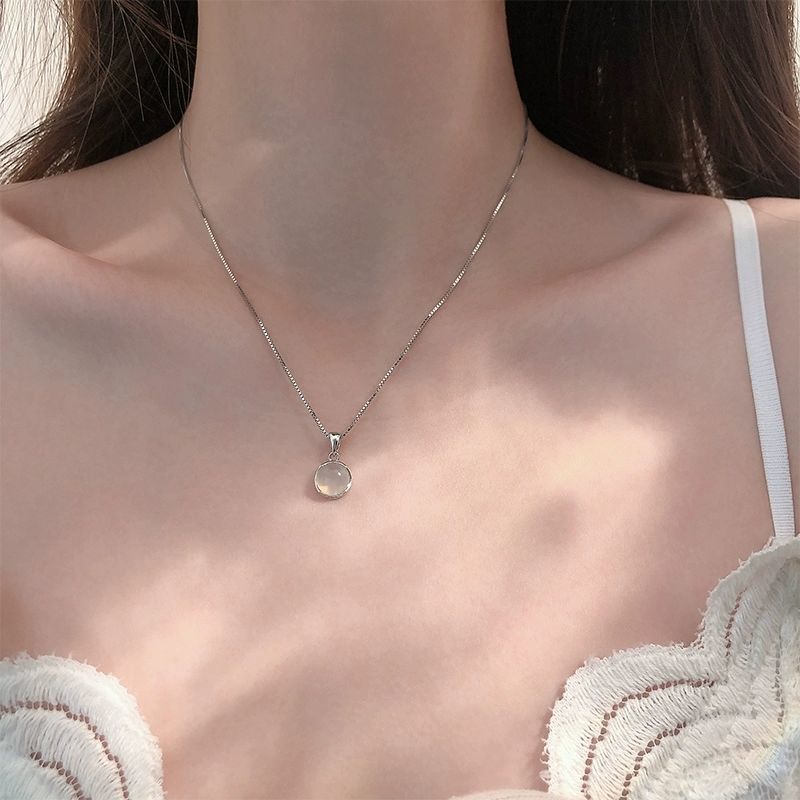 White Chalcedony Light Luxury Minority Design Necklace Cn388