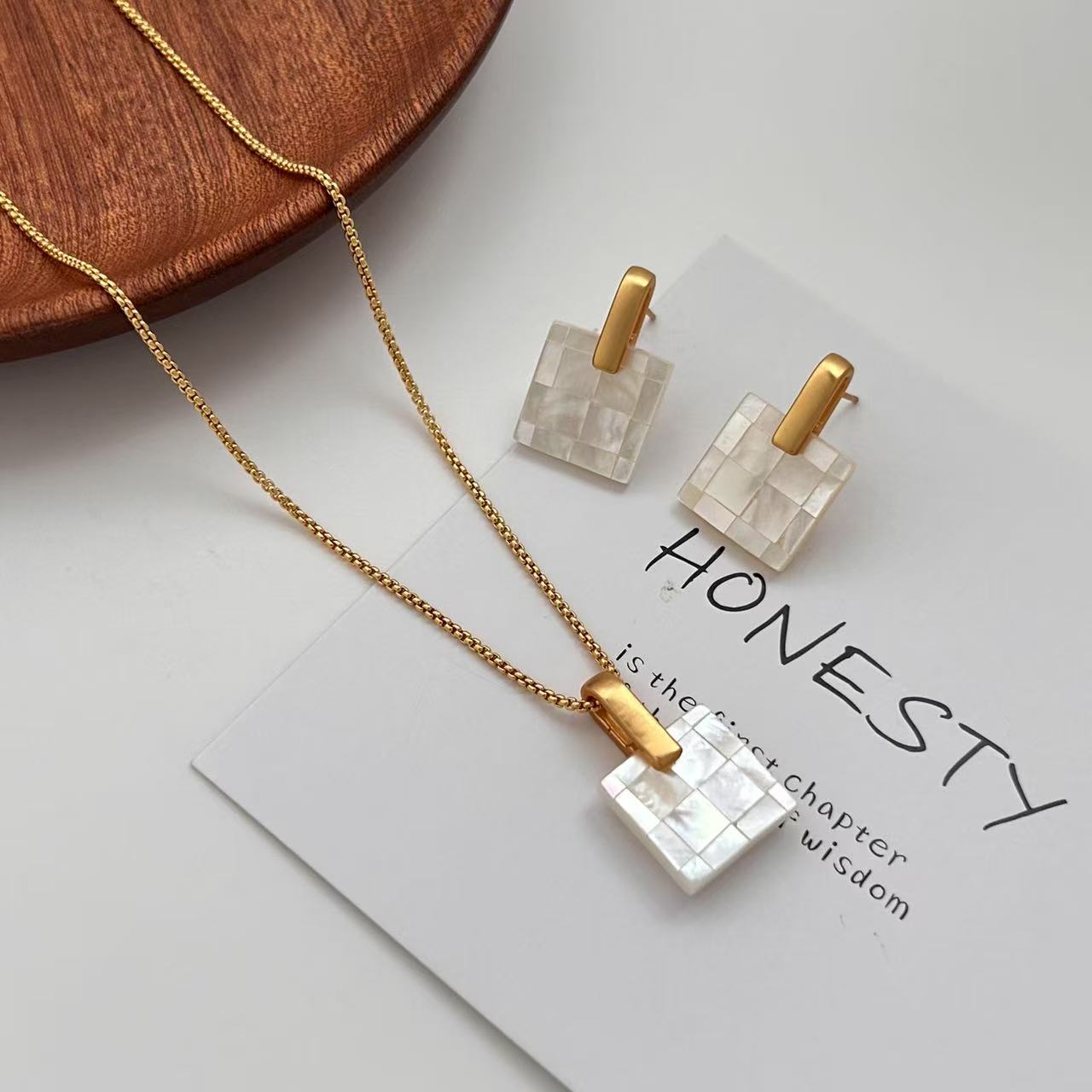 Gentle temperament pure handmade fritillary earrings fashionable commuting versatile splicing shell studs unique simple earrings women