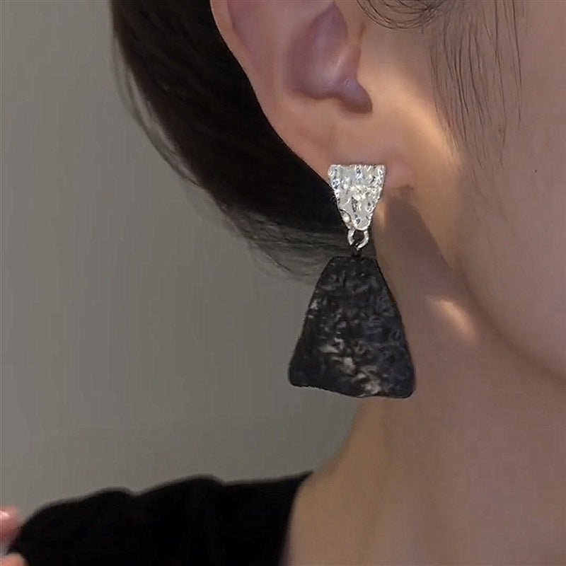 Retro Long Black and White Color Matching Earrings Cn345