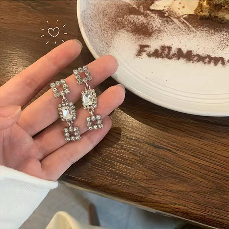 Diamond-Embedded Unique Niche Design Ear Studs Earrings Wholesale Cn523