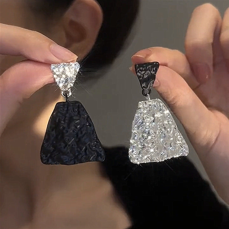 Retro Long Black and White Color Matching Earrings Cn345