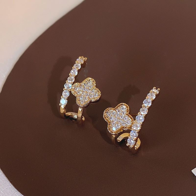 Clover Shiny Diamond Ear Studs Cn418
