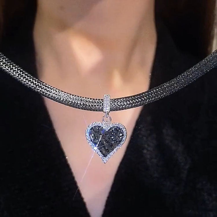 Diamond-Embedded Love Simple Black Short Necklace Cn455