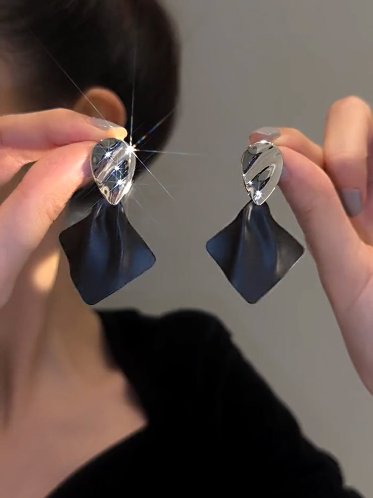Geometric Black Rhombus Pendant Earrings Cn404