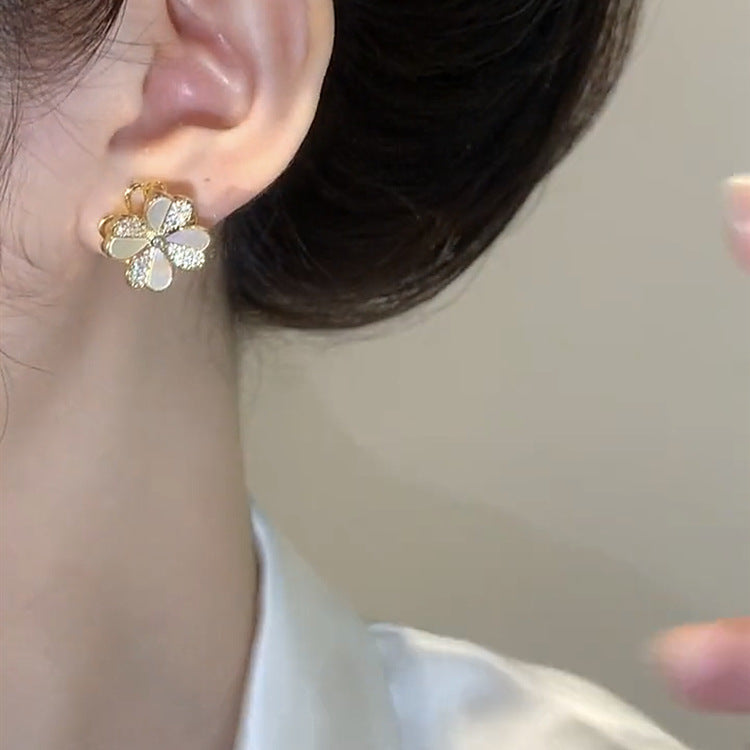 Rotating Four-Leaf Flower Shell Earrings Cn0100