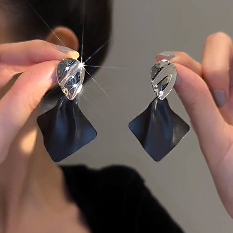 Geometric Black Rhombus Pendant Earrings Cn404