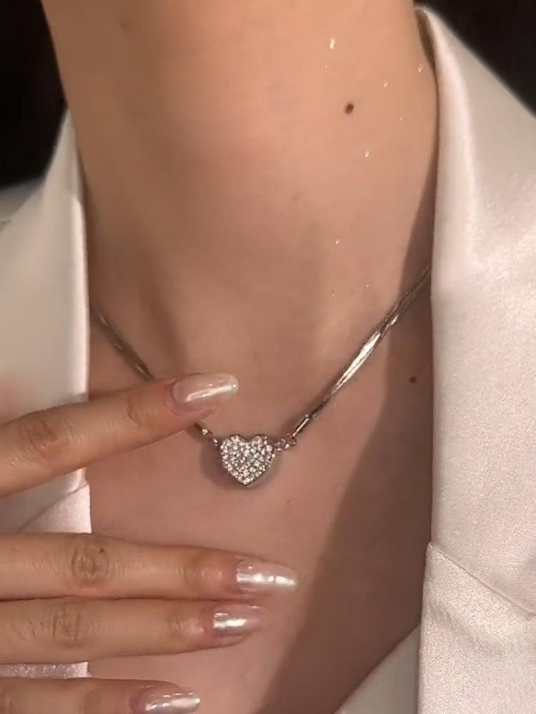 Heart-Shaped Magnetic Necklace Cn0104