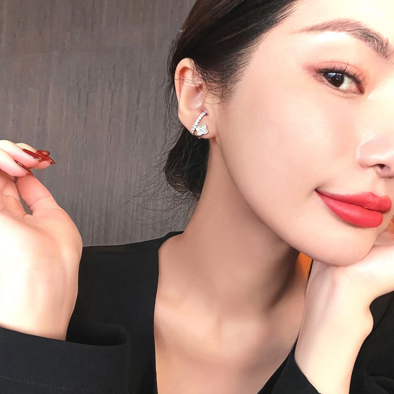 Clover Shiny Diamond Ear Studs Cn418