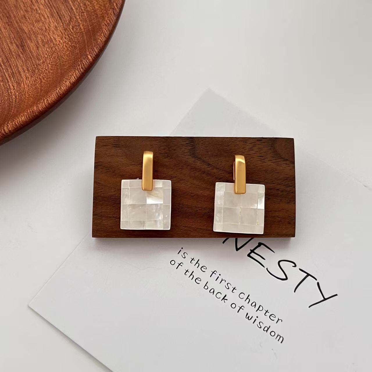 Gentle temperament pure handmade fritillary earrings fashionable commuting versatile splicing shell studs unique simple earrings women