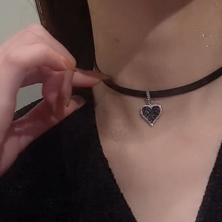 Diamond-Embedded Love Simple Black Short Necklace Cn455