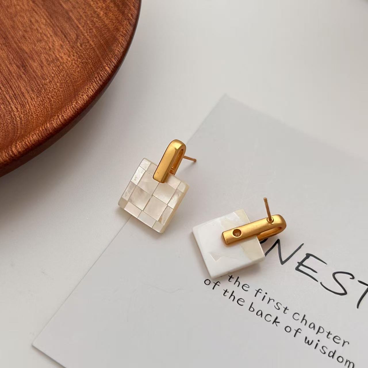 Gentle temperament pure handmade fritillary earrings fashionable commuting versatile splicing shell studs unique simple earrings women