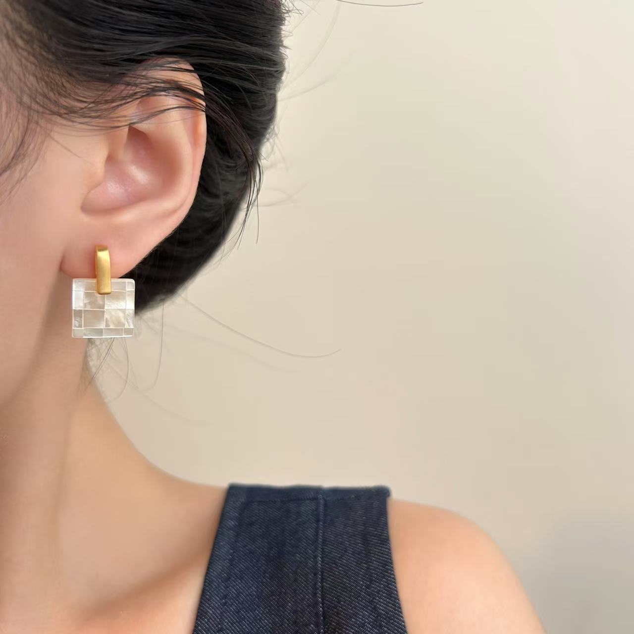 Gentle temperament pure handmade fritillary earrings fashionable commuting versatile splicing shell studs unique simple earrings women