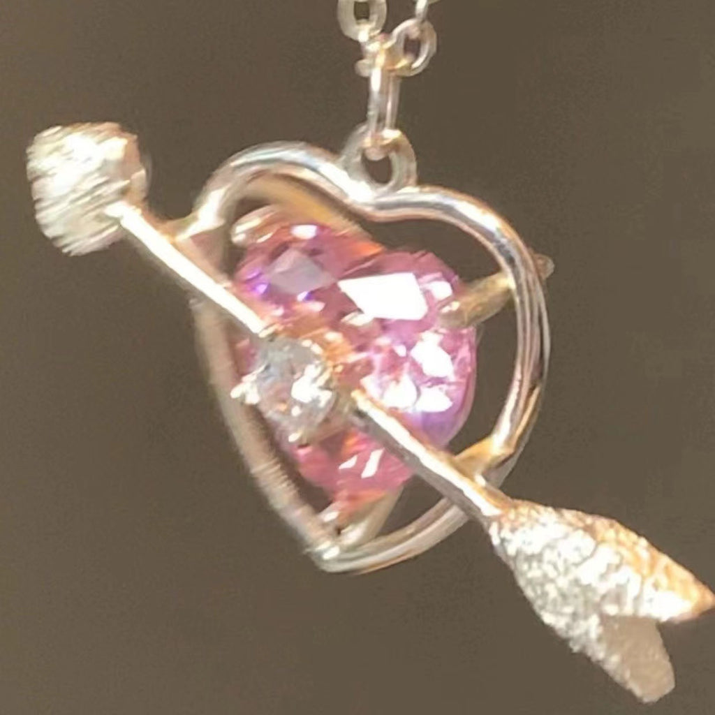 Una freccia attraverso il cuore Titanium Steel Pink Love Gem Collana Cn335