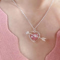 Una freccia attraverso il cuore Titanium Steel Pink Love Gem Collana Cn335