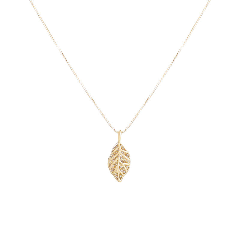 Three-dimensional leaf pendant necklace