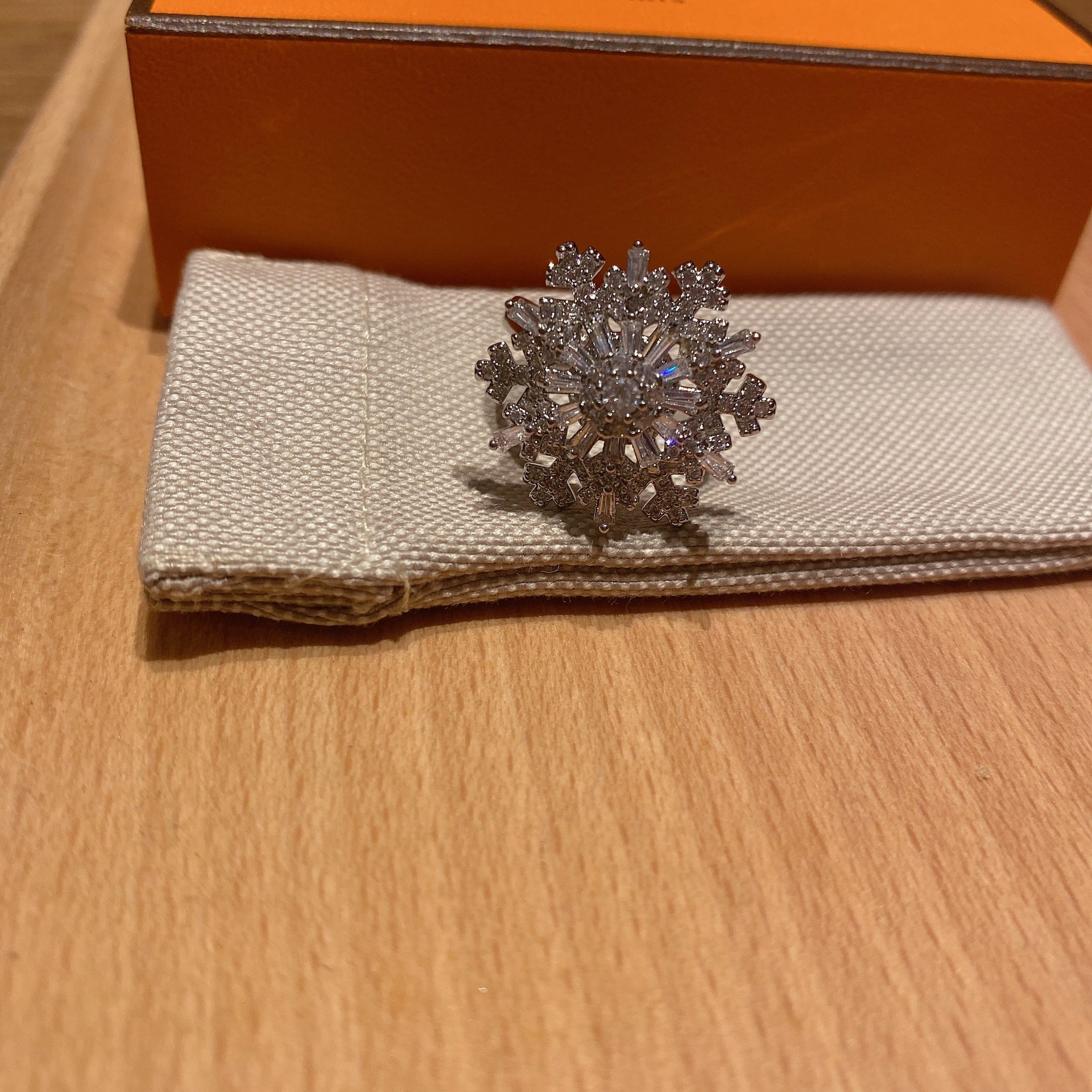 The rotating snowflake ring can rotate the ring.