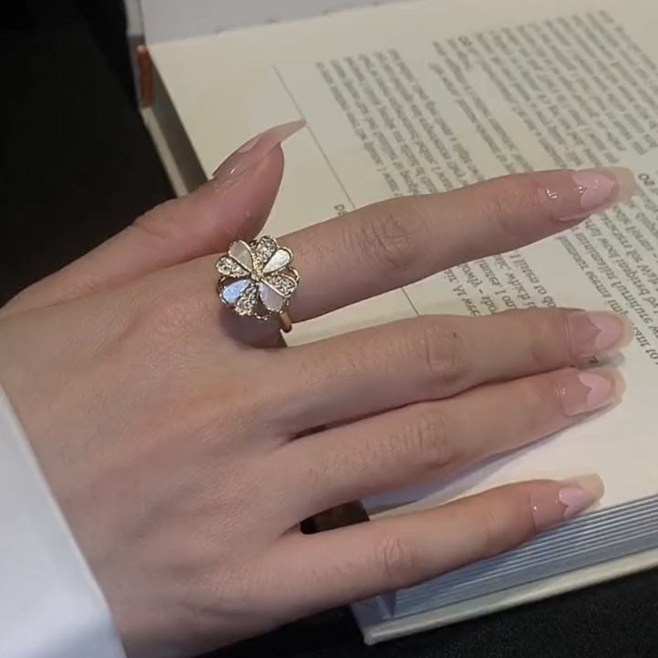 Rotatable four-leaf clover shell color matching ring