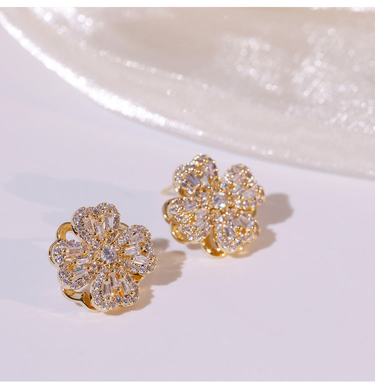 Anting semanggi empat daun betina yang dapat diputar