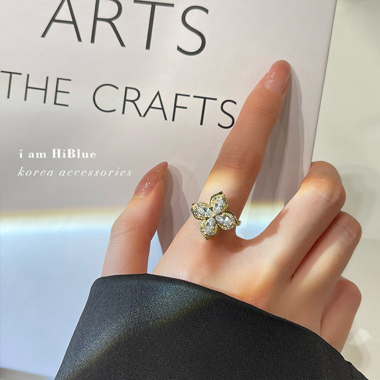 रोटेटेबल फोर-लीफ क्लोवर रिंग माइक्रो-इनलाइड जिरकोन