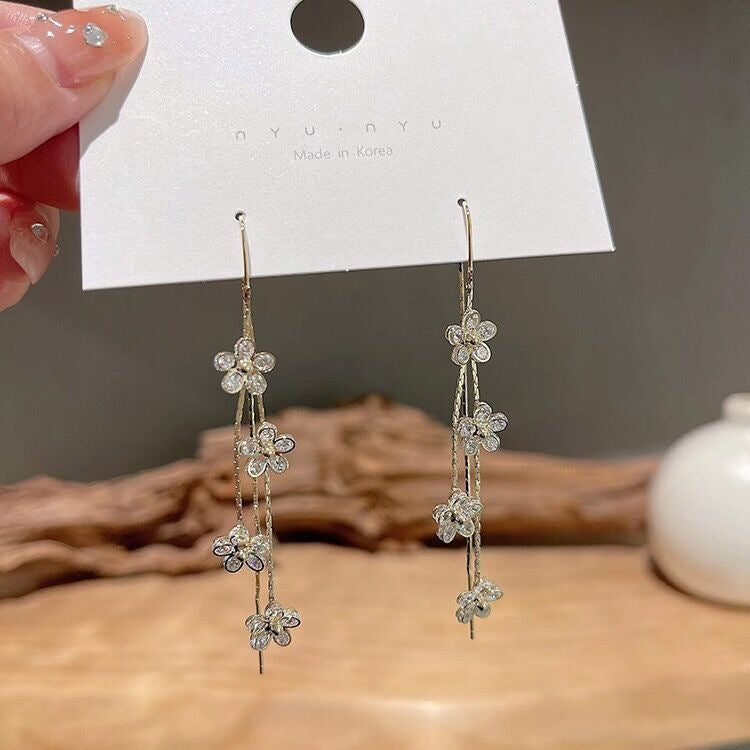 گوشواره گل زیرکون بلند حاشیه دار