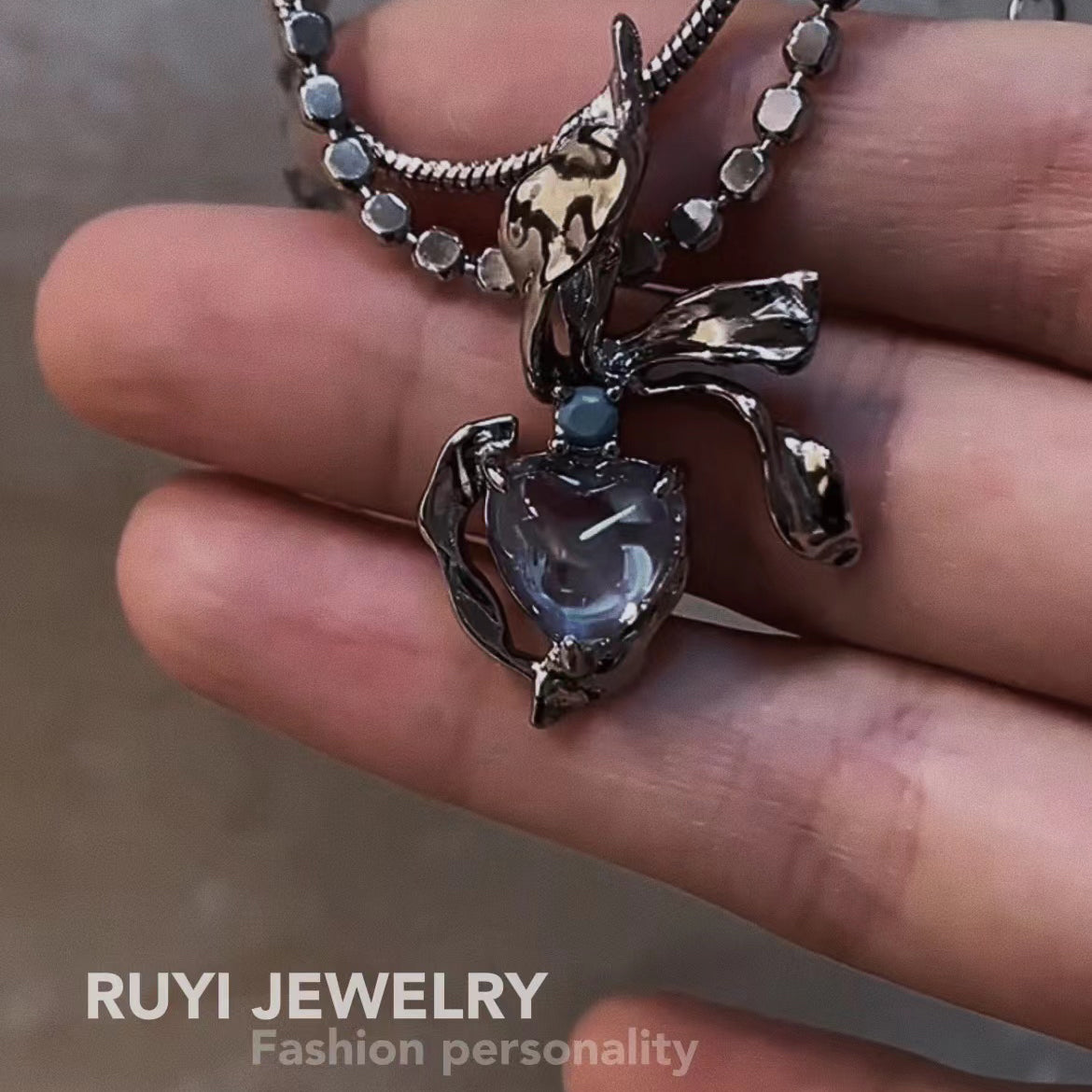 Minor Design Moonstone Kalung Liontin Joker Panjang Berbentuk Hati