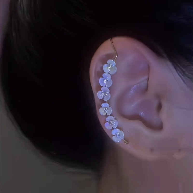 Huancai White Flower Ear Clip