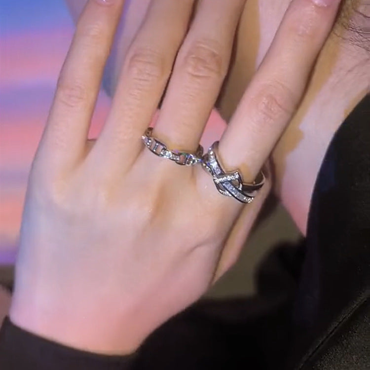 मायक्रो-इनलेड झिरकॉन चांदीची डी-लेटर रिंग