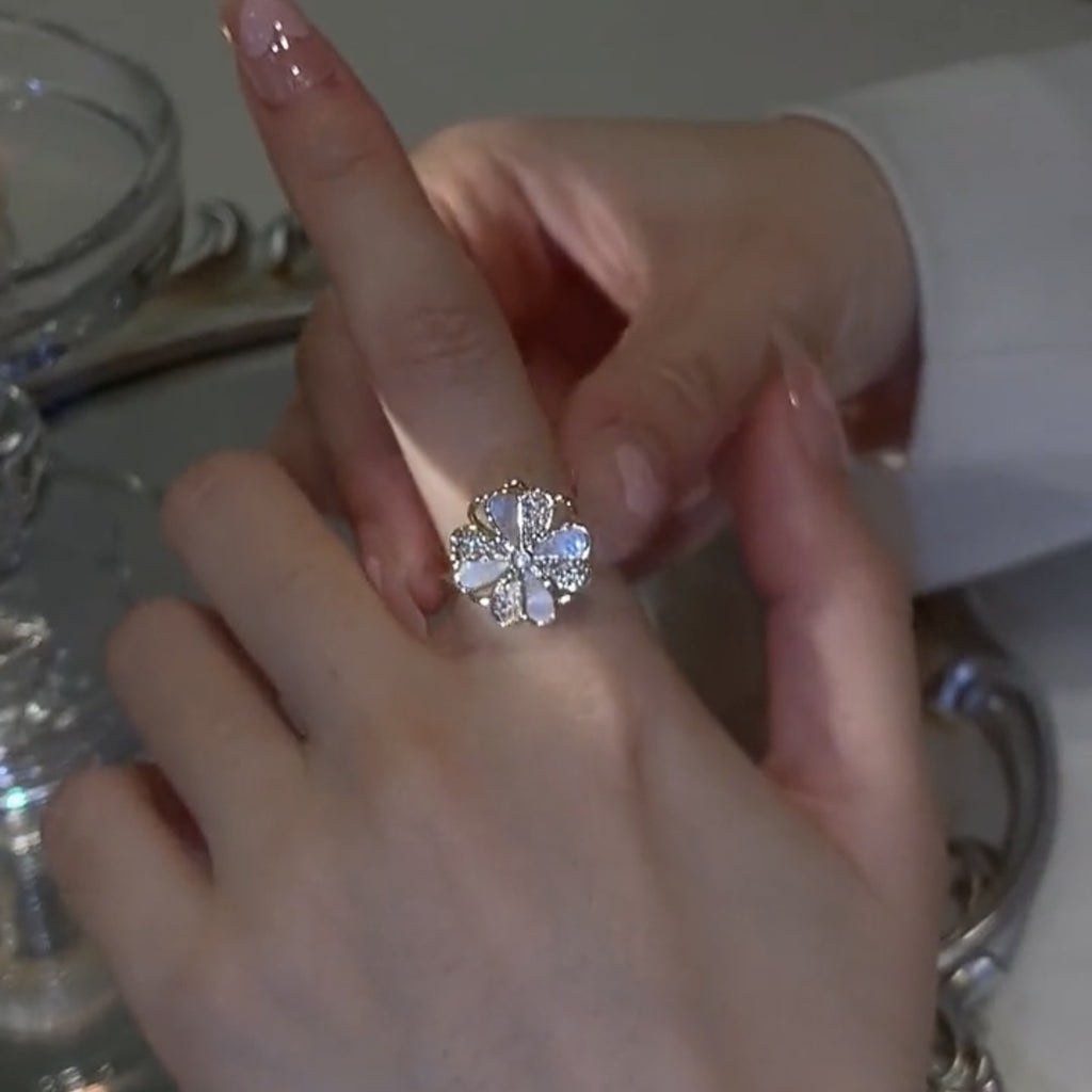 Rotatable four-leaf clover shell color matching ring