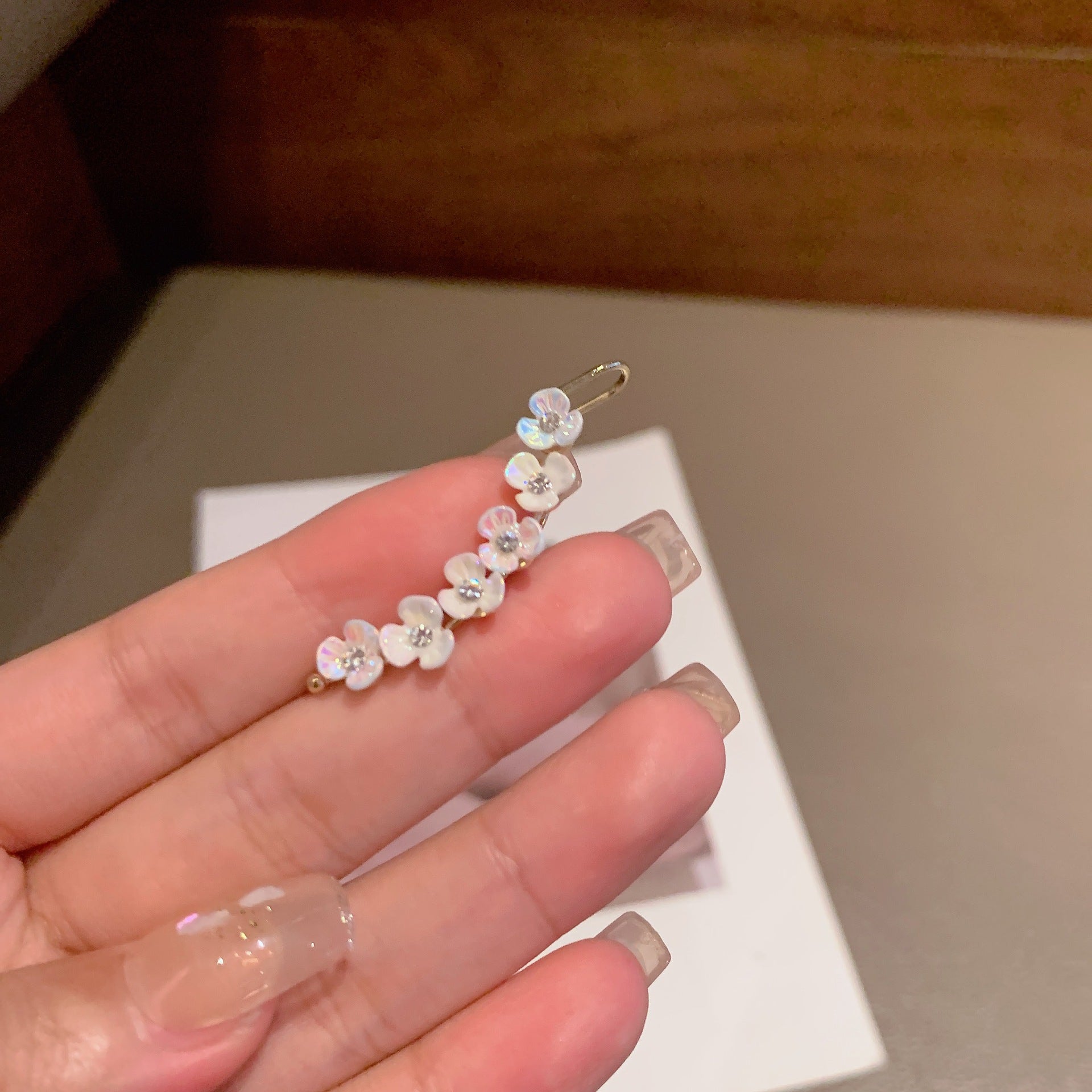 Huancai White Flower Ear Clip