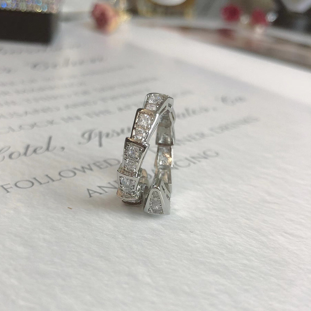 Cincin Tulang Ular Sempit