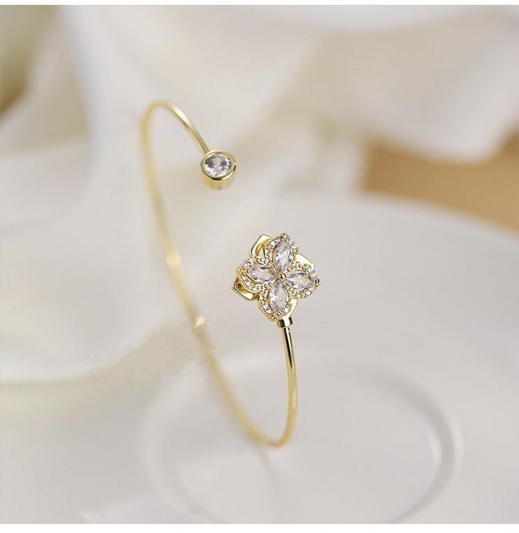 Rotating Flash Drill Clover Bracelet