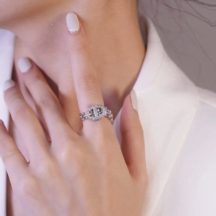 मायनर डिझाईन किंचित इनलेड झिरकॉन पिग नोज चेन समायोज्य रिंग