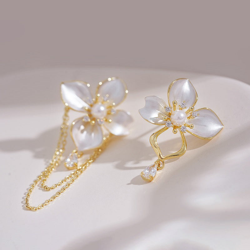 گوشواره کریستالی گل سفید نامتقارن گروه کوچک