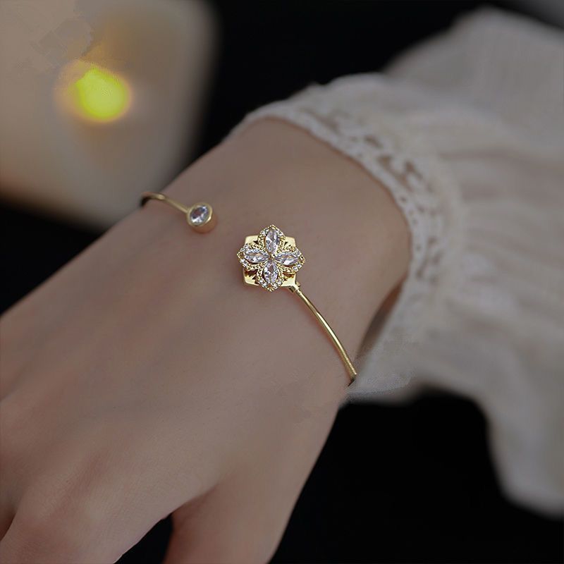 Rotating Flash Drill Clover Bracelet
