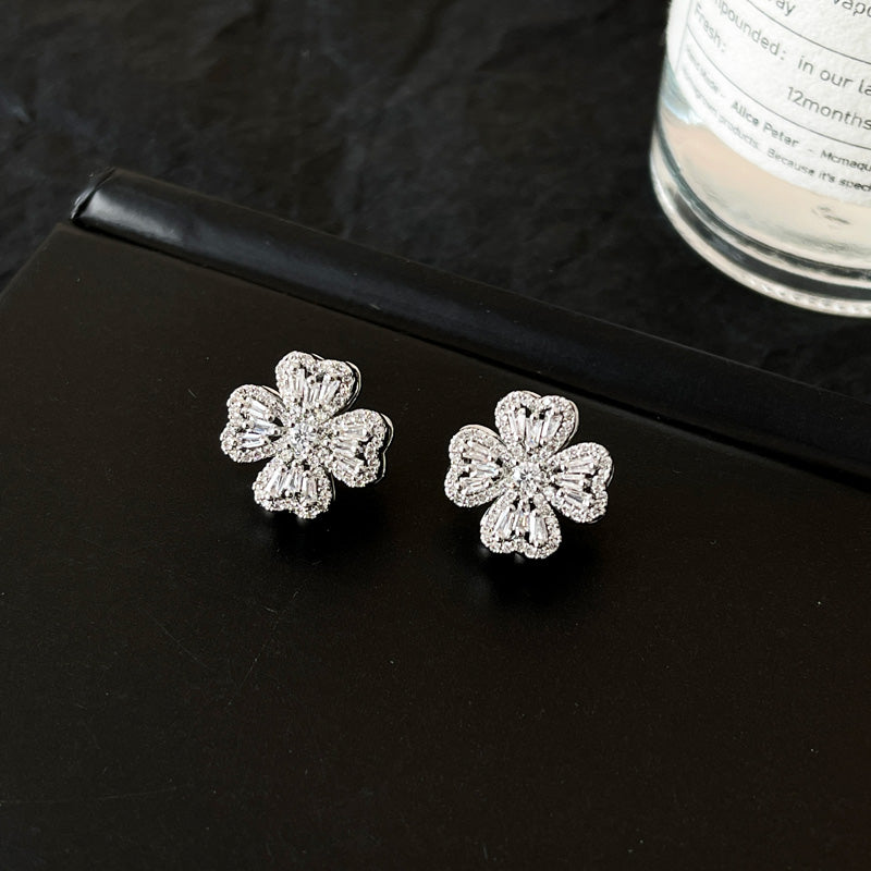 Anting semanggi empat daun betina yang dapat diputar