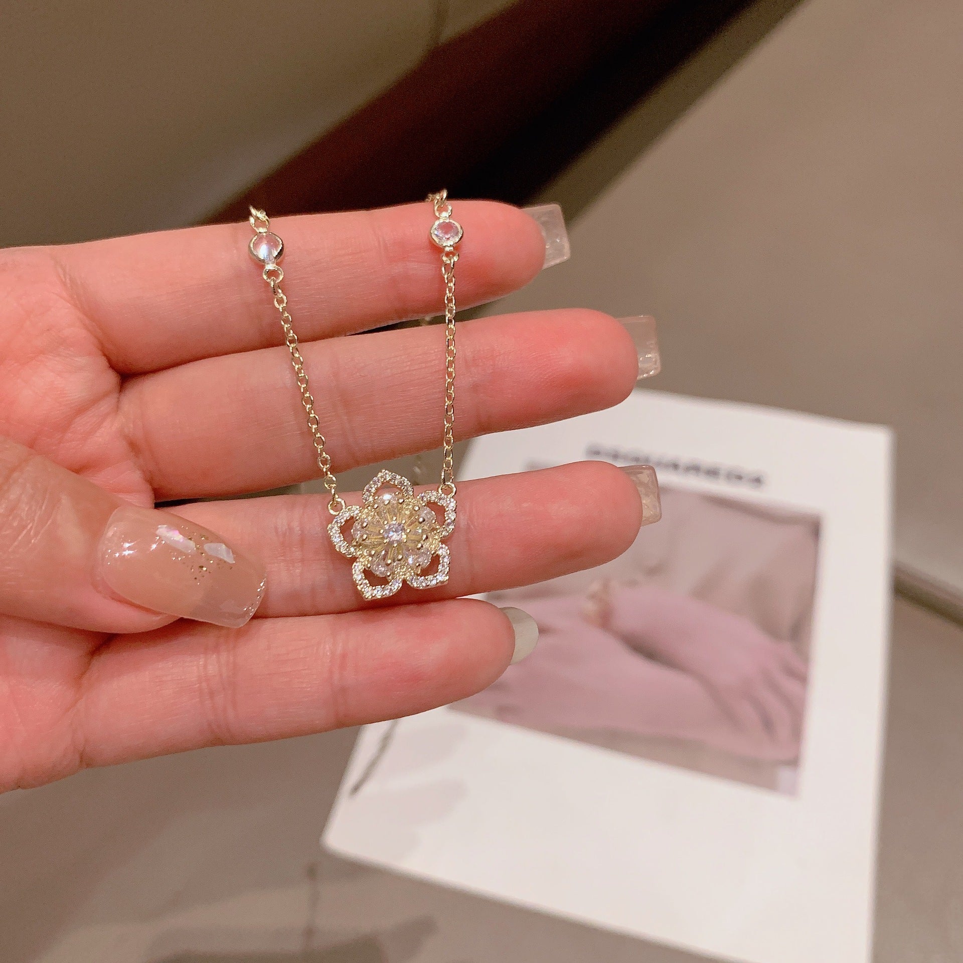 পীচ ব্লসম মাইক্রো-ইনলেইড জিরকন ফুল ক্ল্যাভিকল চেইন