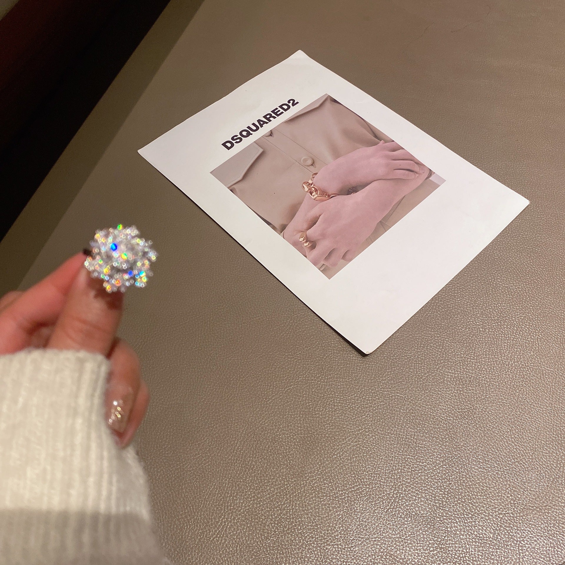 The rotating snowflake ring can rotate the ring.