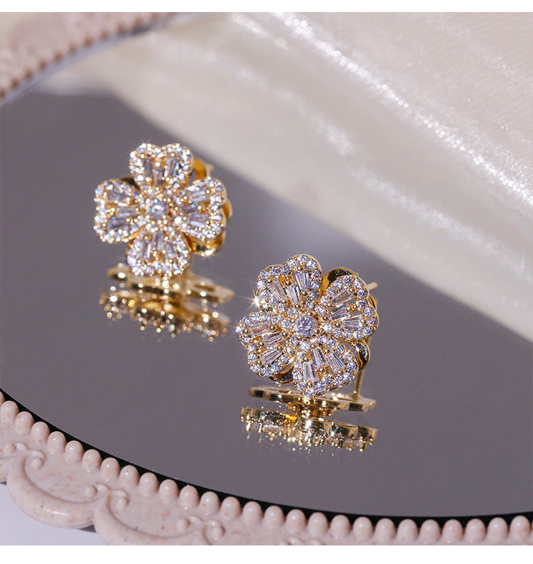 Anting semanggi empat daun betina yang dapat diputar