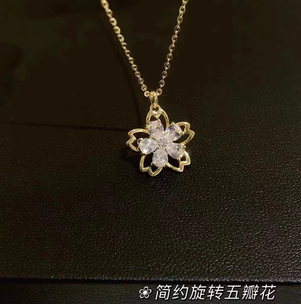 S925 perak zirkon bertatahkan kalung bunga keberuntungan lima kelopak yang dapat diputar rantai klavikula