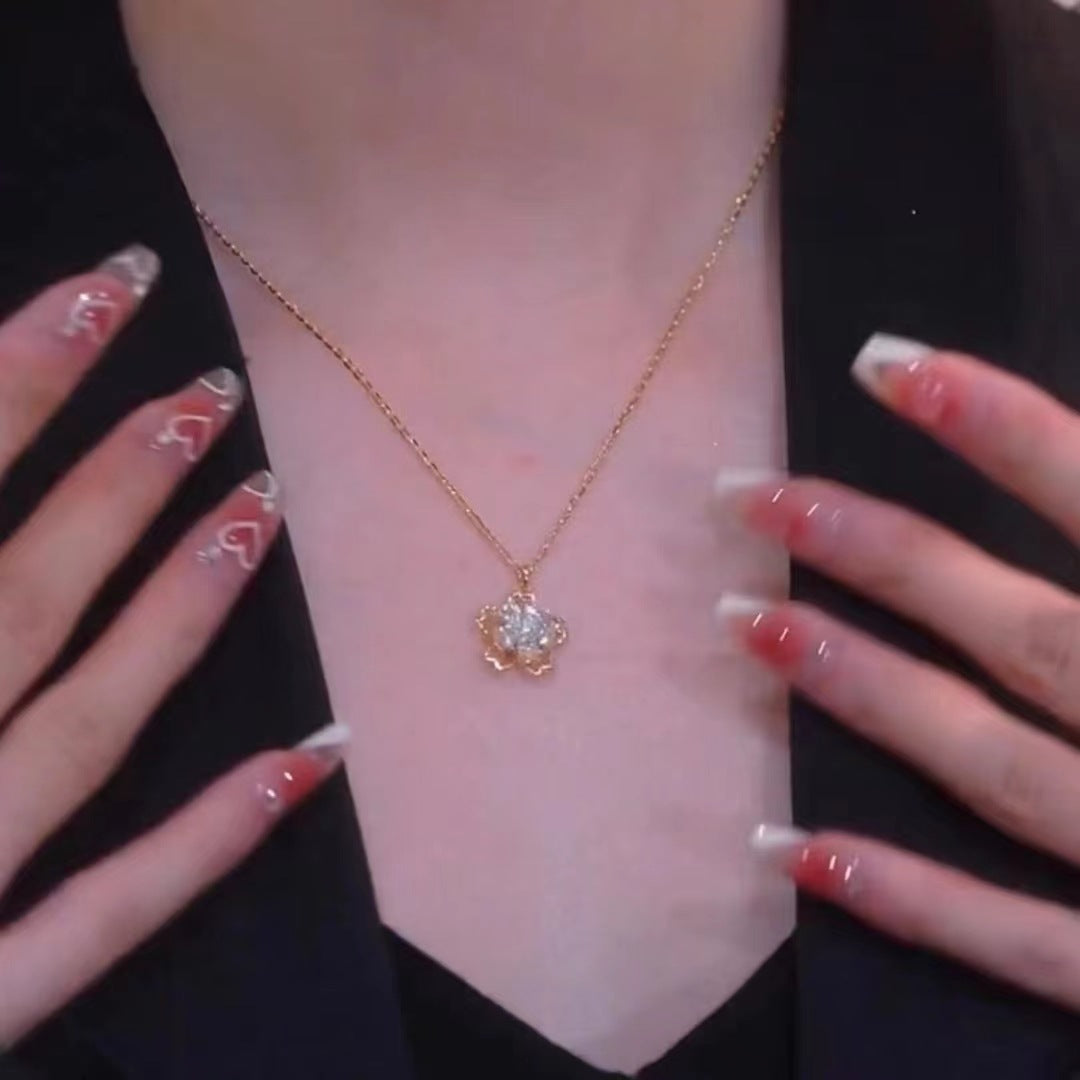 S925 perak zirkon bertatahkan kalung bunga keberuntungan lima kelopak yang dapat diputar rantai klavikula