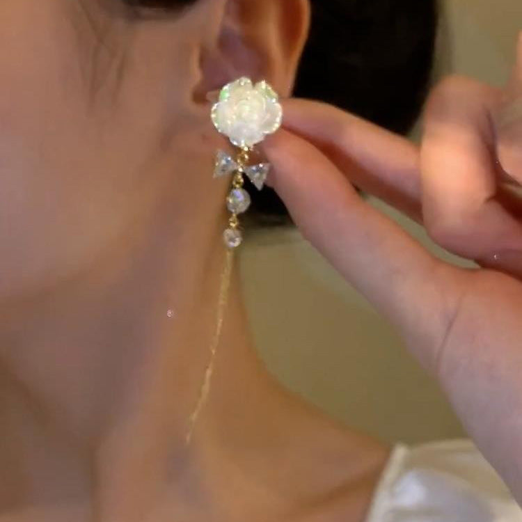 Retro gentle camellia tassel earrings