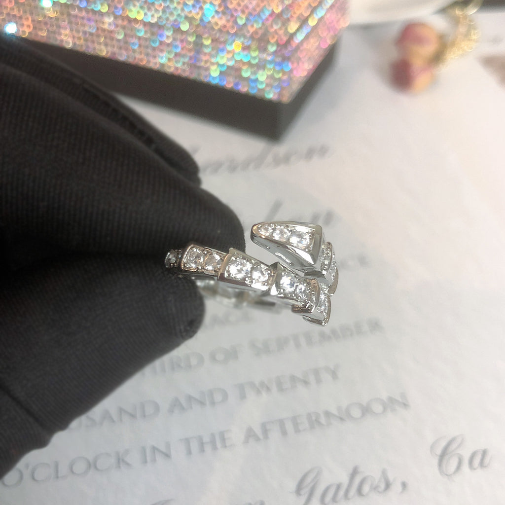 Cincin Tulang Ular Sempit